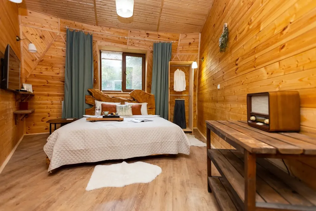 Купольный дом для большой компании с шикарным фруктовым садом