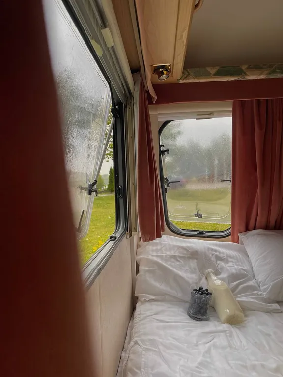 Автодомик для двоих с видом на озеро