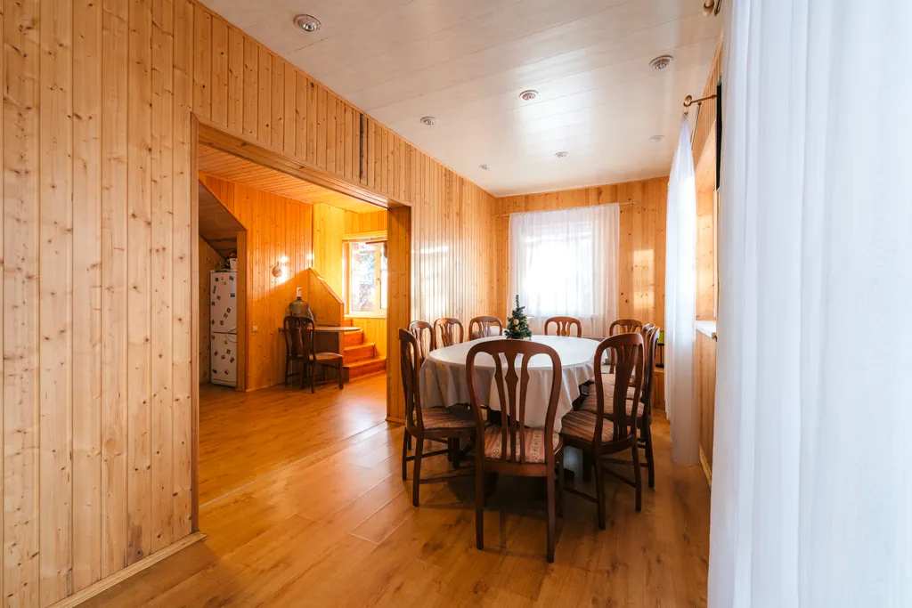 Дом на пруду с камином и караоке