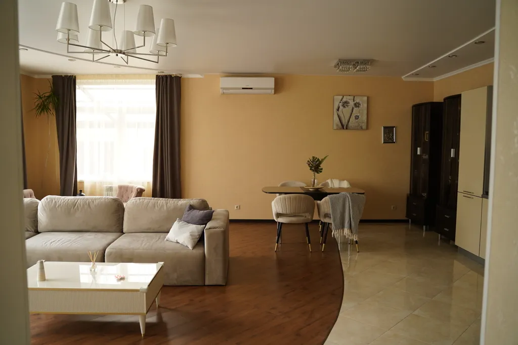 Коттедж Отдельный двухэтажный дом с уютным двором — Геленджик