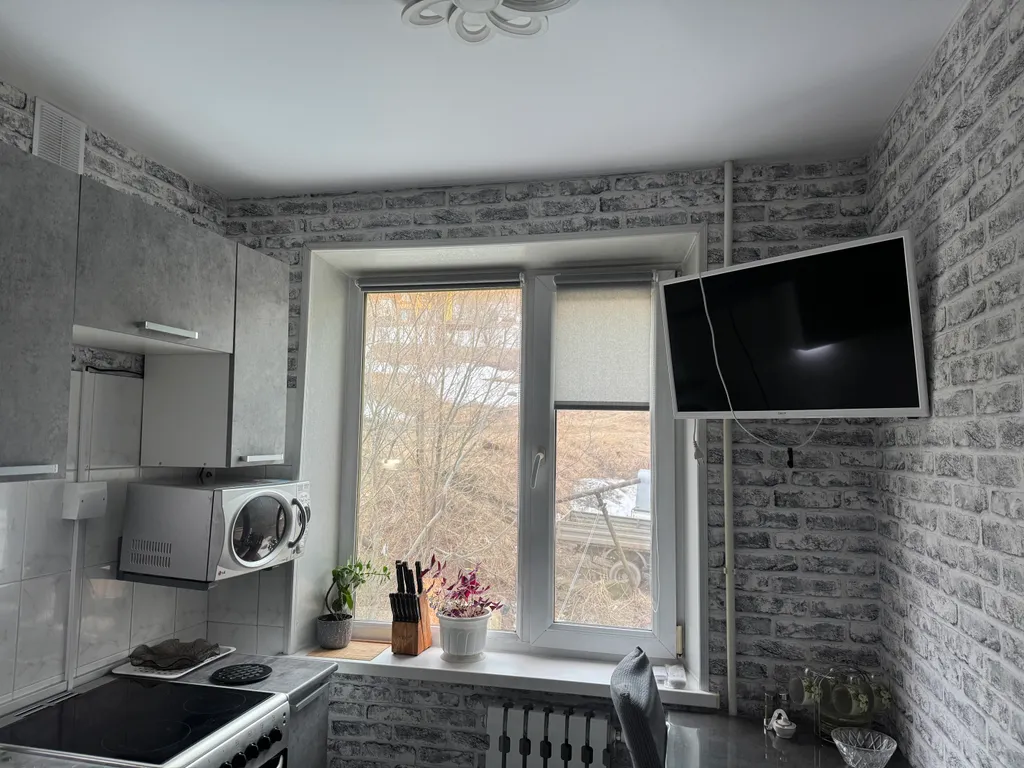 Просторная двухкомнатная квартира с видом на Мишенную сопку