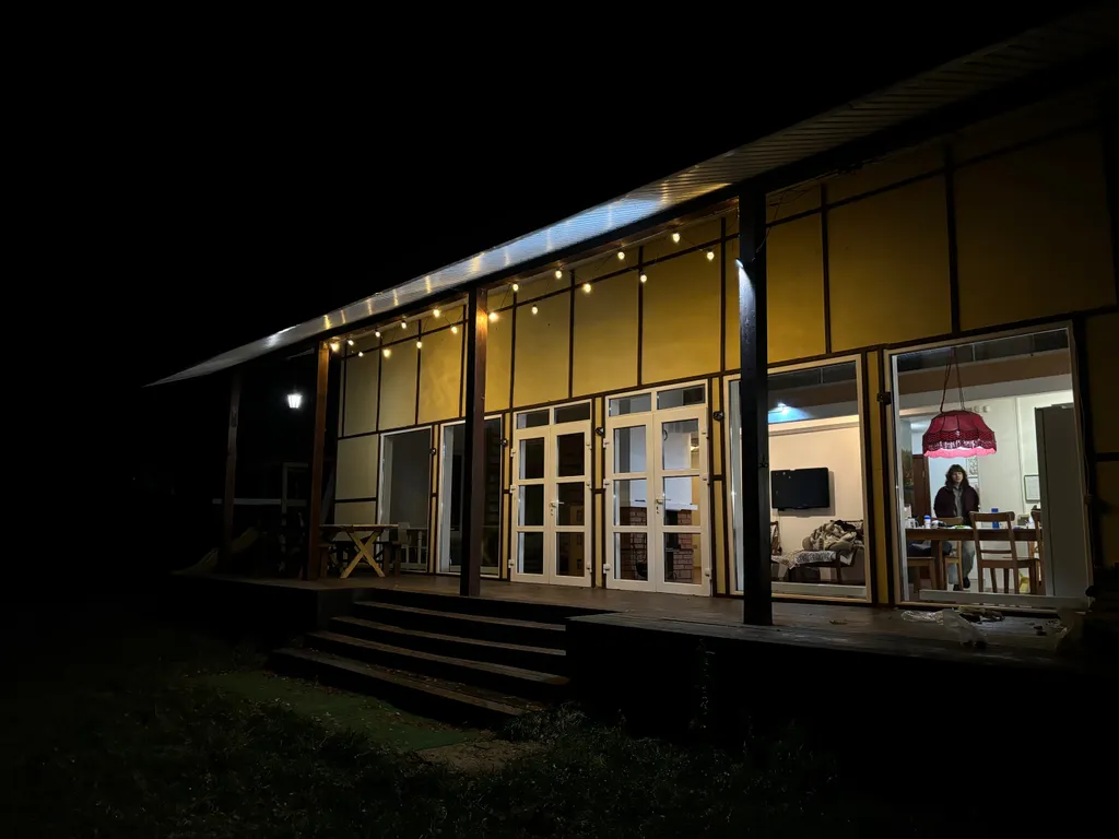 Тёплый коттедж у воды