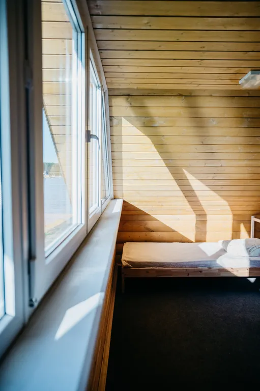 Уютный деревянный домик на берегу пруда с баней