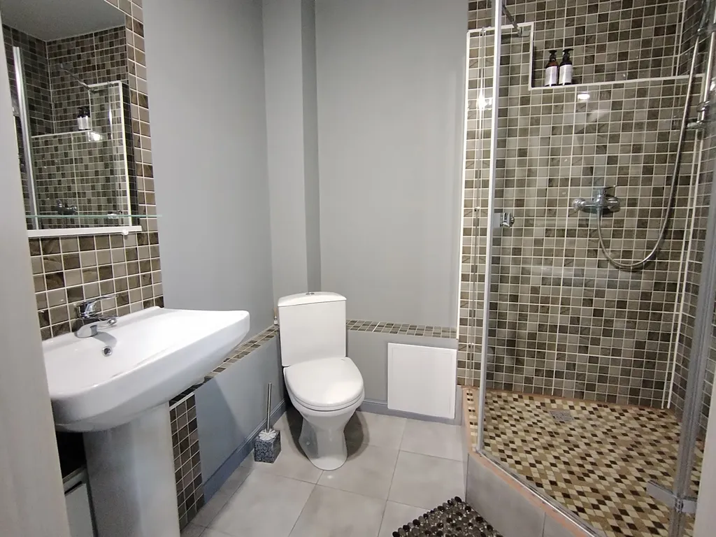 Квартира-студия с видом на город среди гор