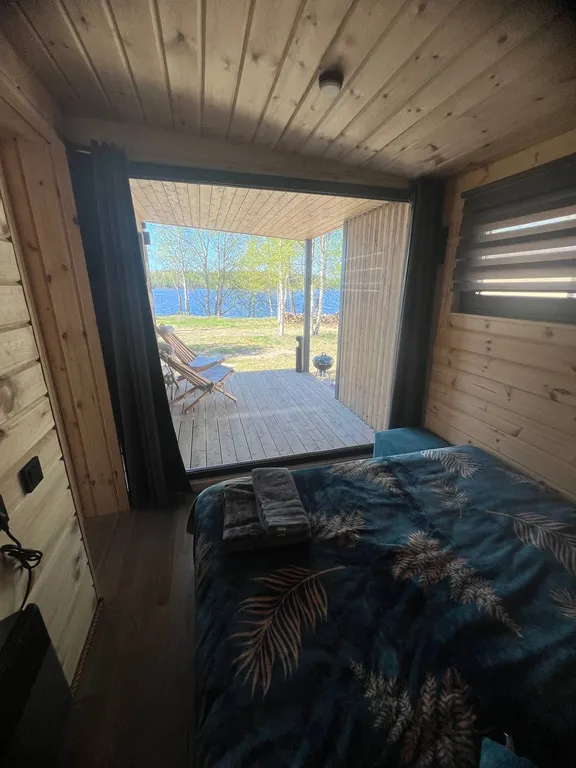 Уютный домик на берегу озера