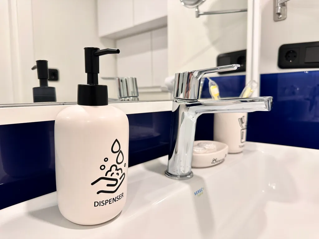 Студия с видом на море и стильным дизайном