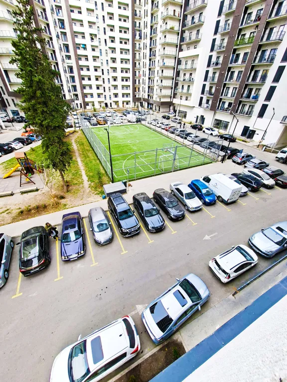 Трёхкомнатная квартира в центре Тбилиси с балконом, вид во двор