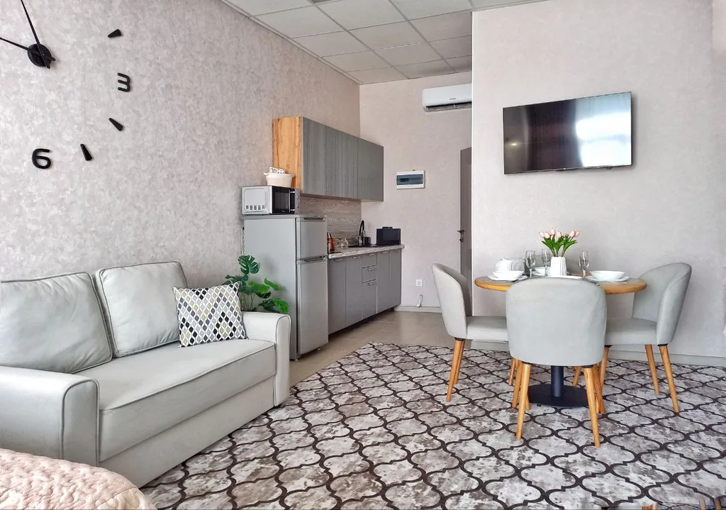 Комфортный семейный номер-студия с видом на горы