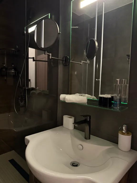 Семейный апартамент у озера на горнолыжном курорте Солнечная Долина