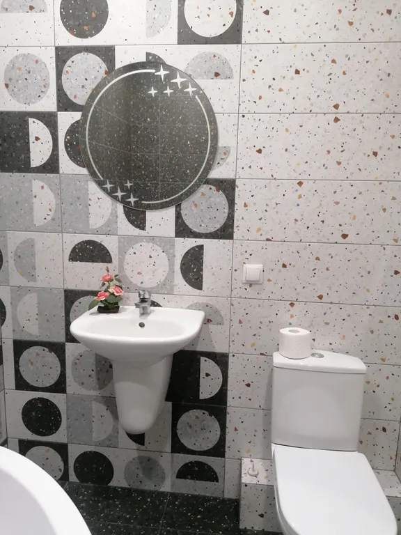 Современная студия с огромной ванной