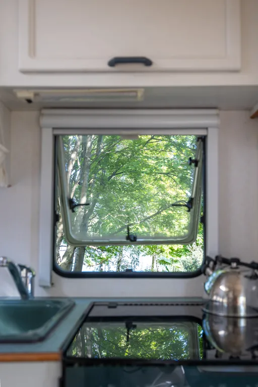 Семейный автодом возле озера