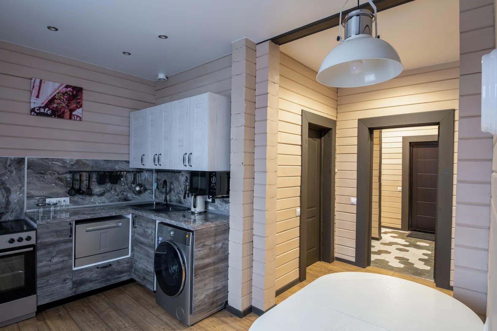 Кухня-столовая. Вид на прихожую