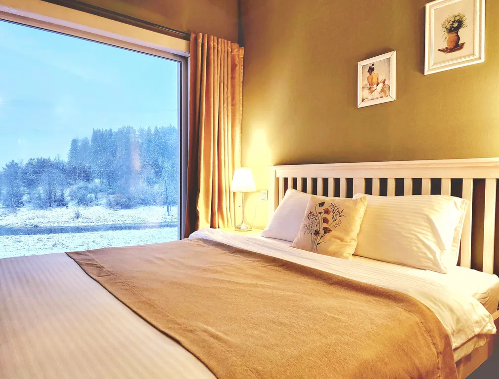 Журавлиный домик на берегу речки