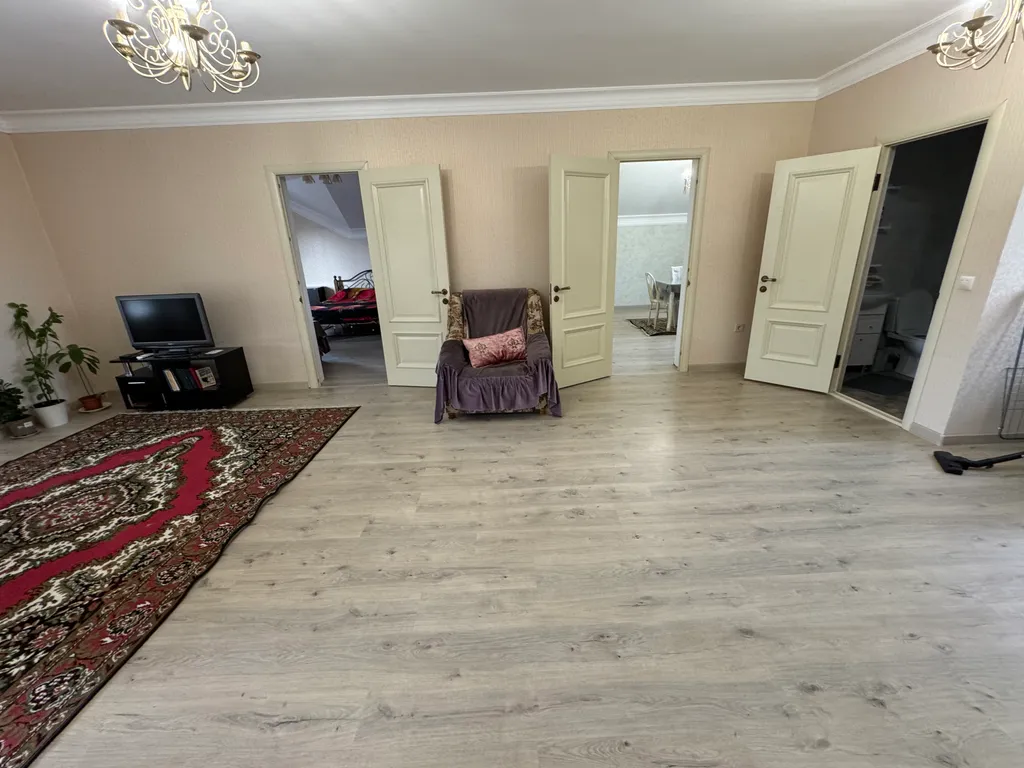 Дом с двором и беседкой в 7 минутах езды от пляжа