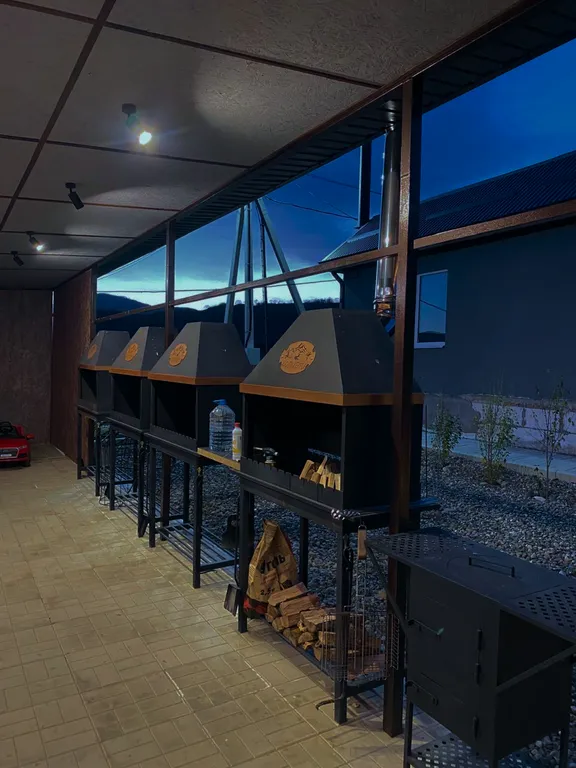 Уютный дом среди гор и леса