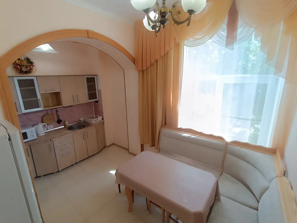 Уютная 2-х комнатная квартира с большой кухней — аренда посуточно в Благовещенская