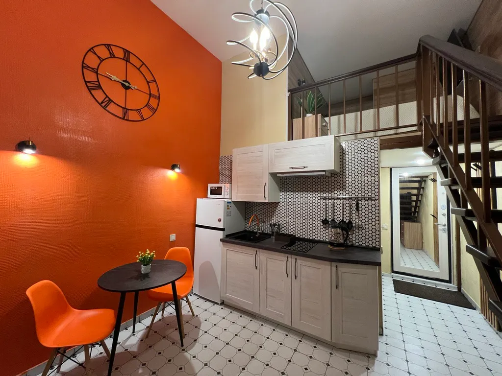 Стильная двухуровневая студия Оранж