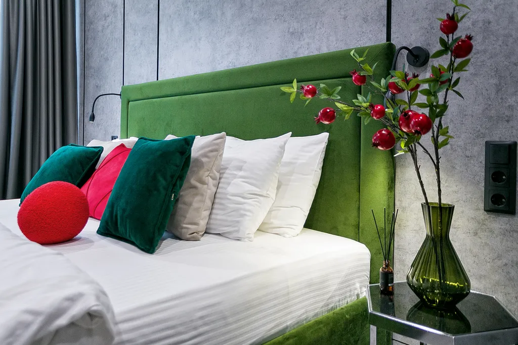 Гранатовый. На большую семью, вид на лес