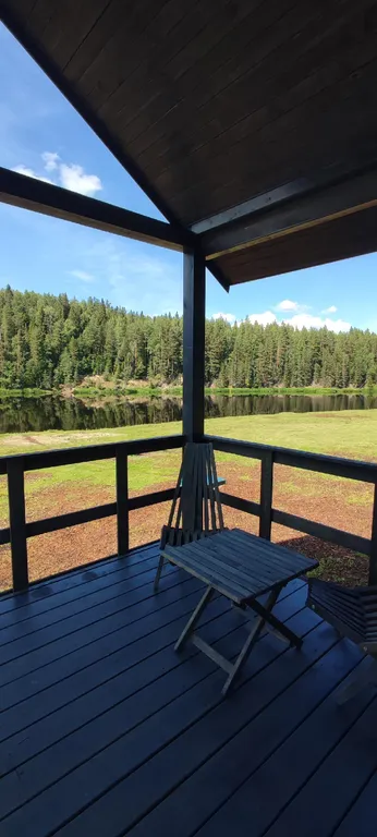 Дом на берегу реки