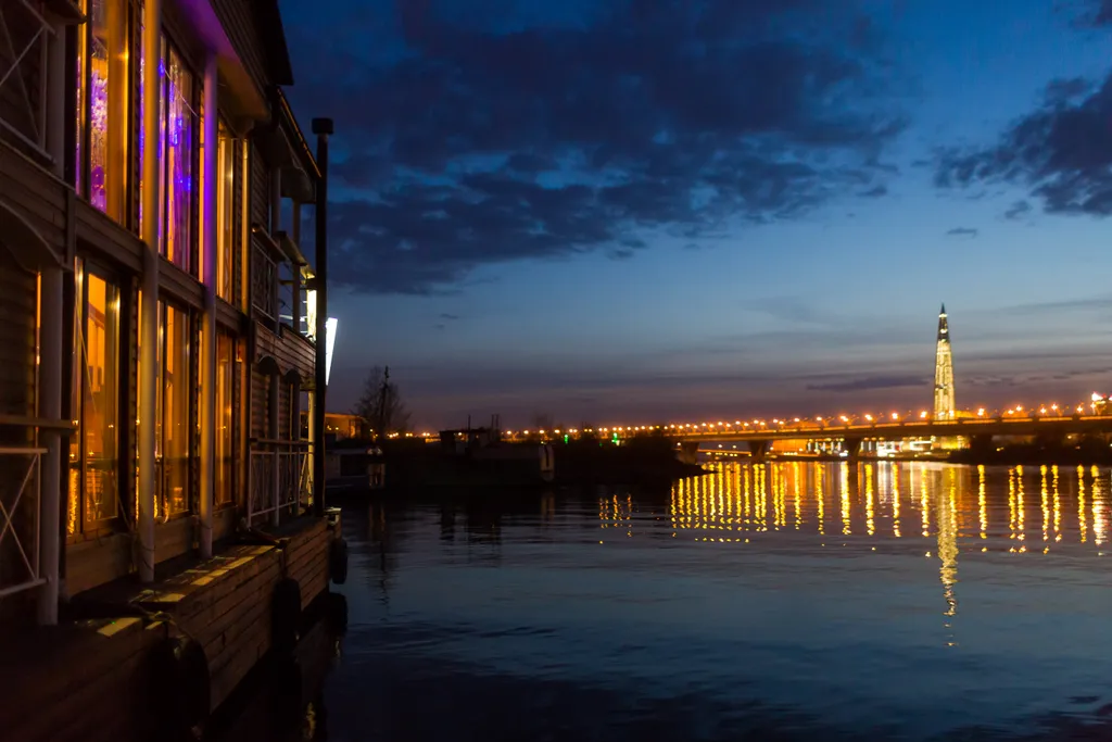 Дом на воде Nevo у берега Крестовского острова