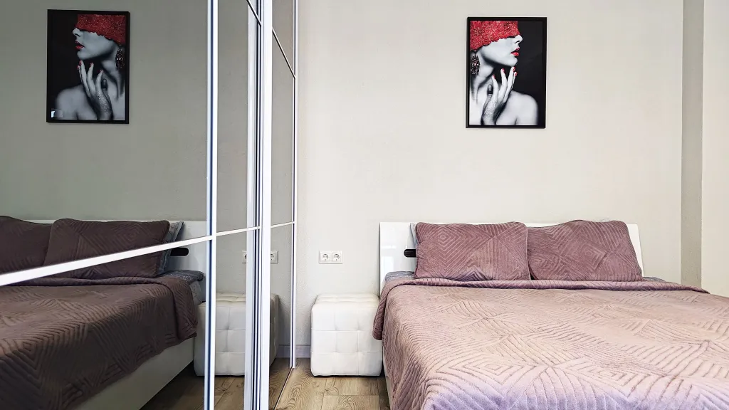 Красивый и современный апартамент со спальней