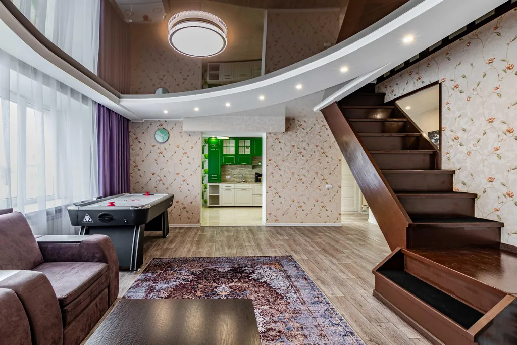 Уютная двухуровневая квартира с джакузи и аэрохоккем