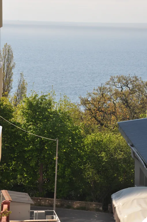 Просторная квартира в верандой и видом на море