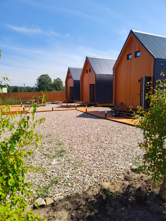 Домик на берегу озера в современном стиле со всеми удобствами