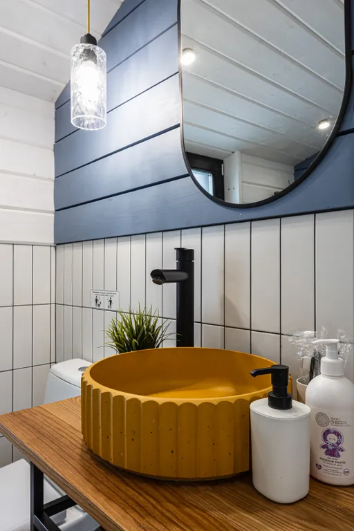 Новый панорамный дом с лесом на участке