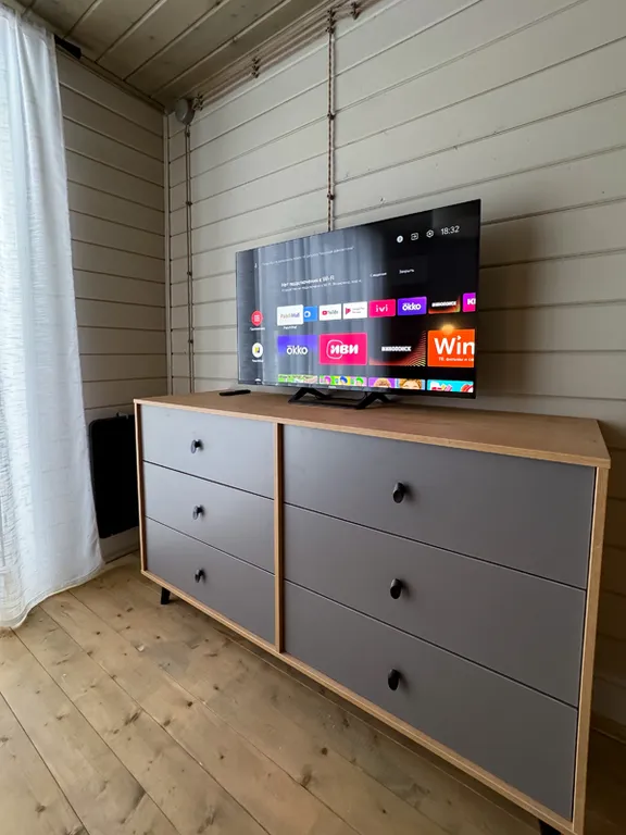 Большой дом на озере с сауной