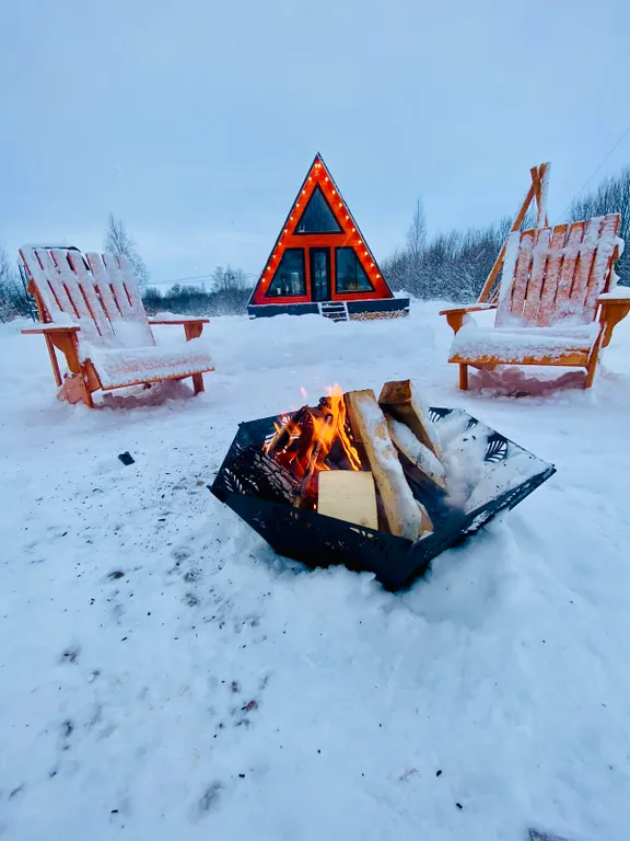 Дом A-frame с сибирским чаном на бревнах
