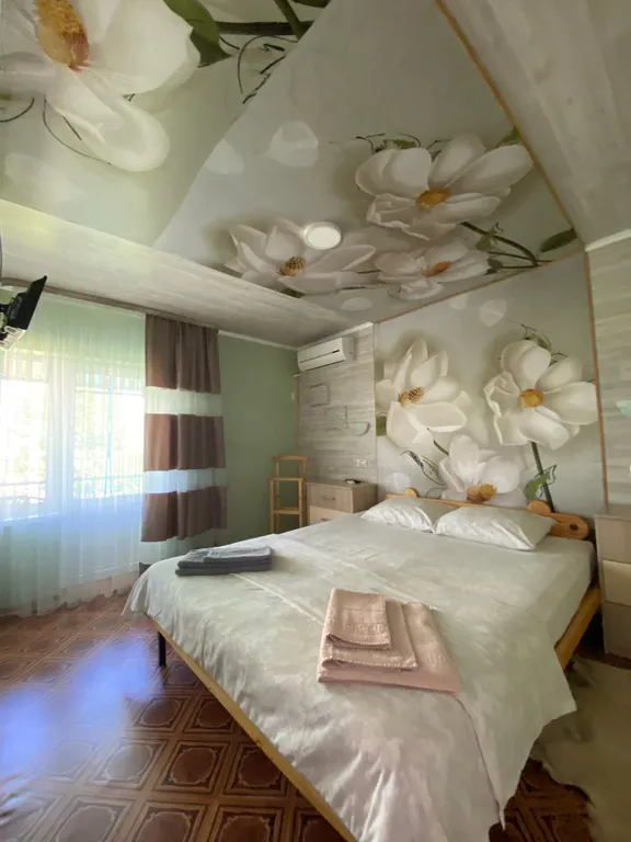 Квартира Четырехместный двухкомнатный номер с балконом с видом на горы — аренда посуточно в Новомихайловский