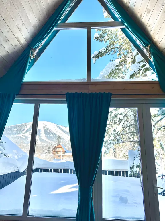 Уютный дом с красивым видом на зелёную гору