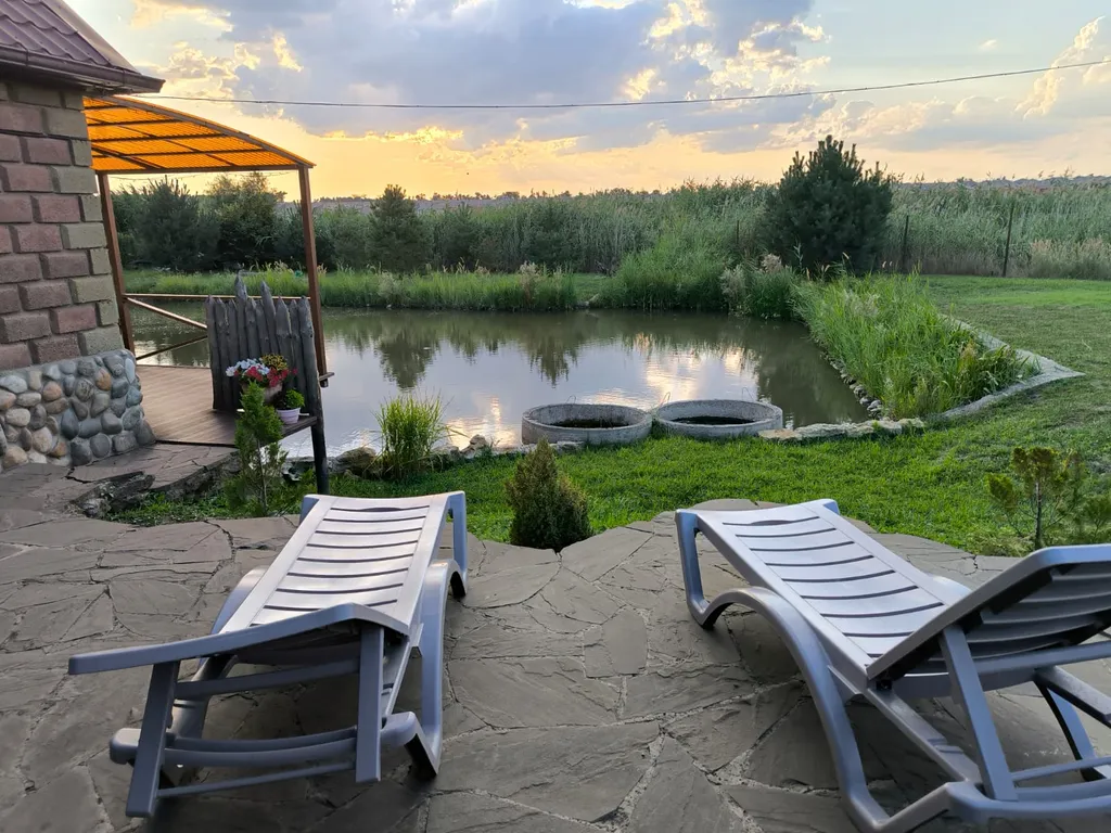 Дом у пруда