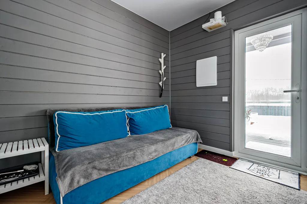 Grey House с дикими зайцами