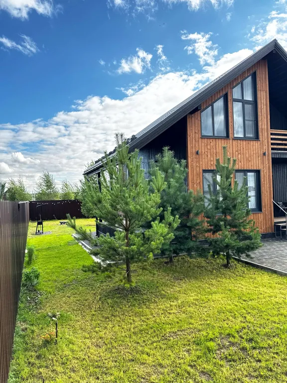 Стильный дом-шале с панорамными окнами, террасой и костровой зоной