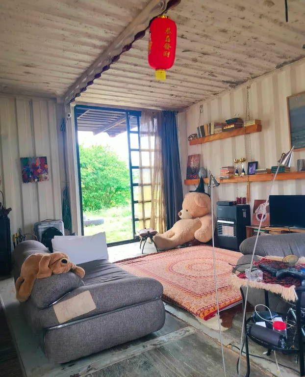 Уютная комната глэмпинг на творческой даче из морских контейнеров