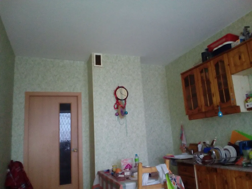 Комната с собственным балконом, где можно курить, электроплитой, вид Питер