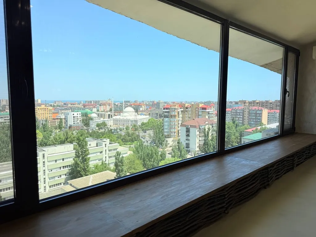 Просторная студия в стиле минимализма с панорамным видом на Махачкалу