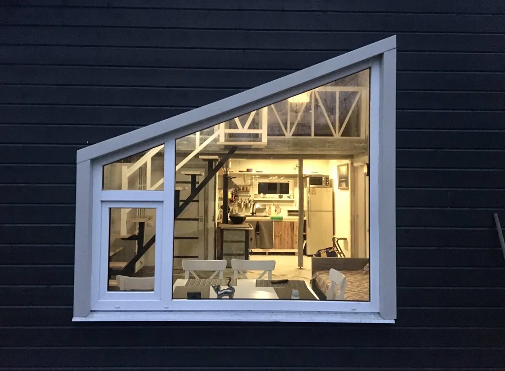 Уютный дом на берегу реки Кола