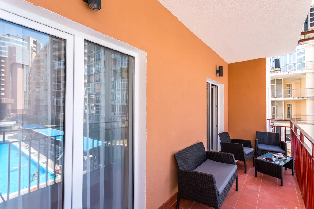 У моря, вид на бассейн