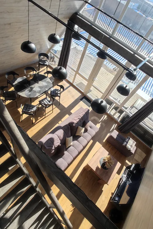 Панорамный домик с теплым бассейном в пяти минутах ходьбы от города