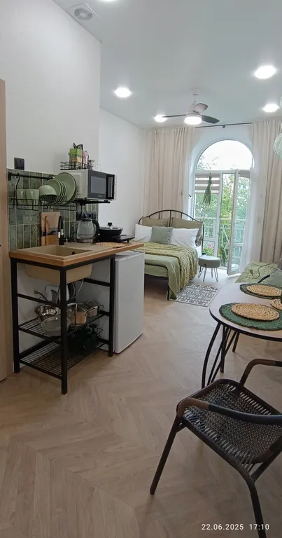 Центр. Сталинка с балконом с красивым видом на бульвар возле университа