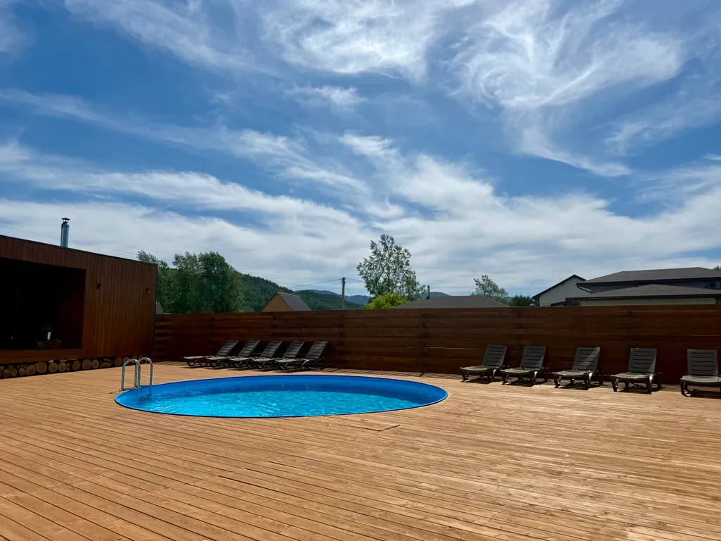 Гостевой домик от Mountain House с бассейном на первой линии