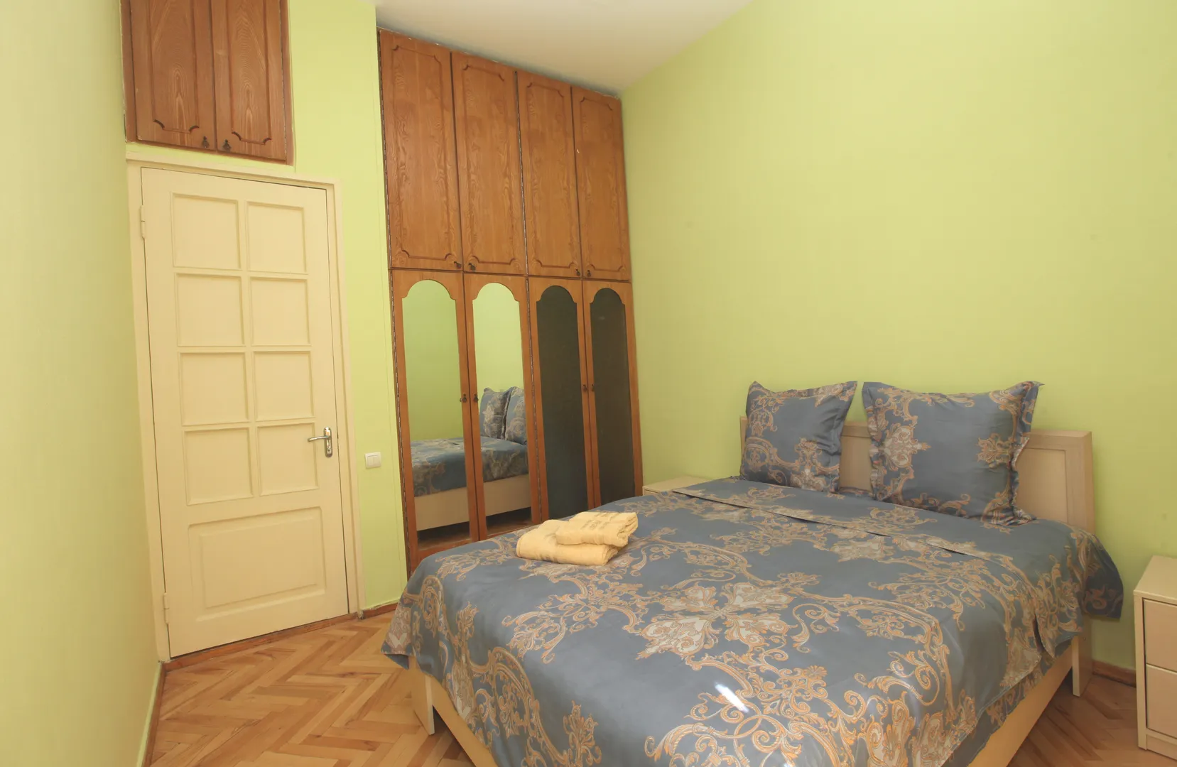 Спальня N2, одна двухместная кровать, гардероб в комнате