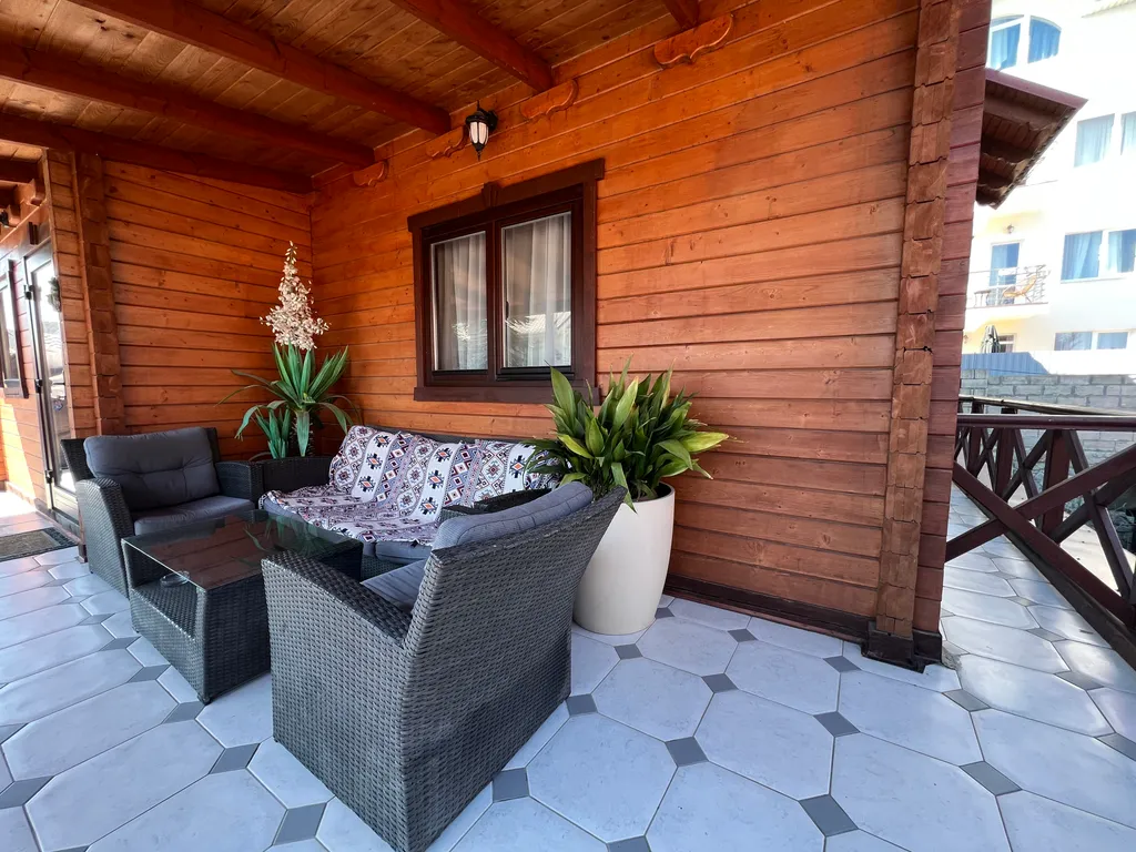 Дом с сауной и большой ванной на террасе