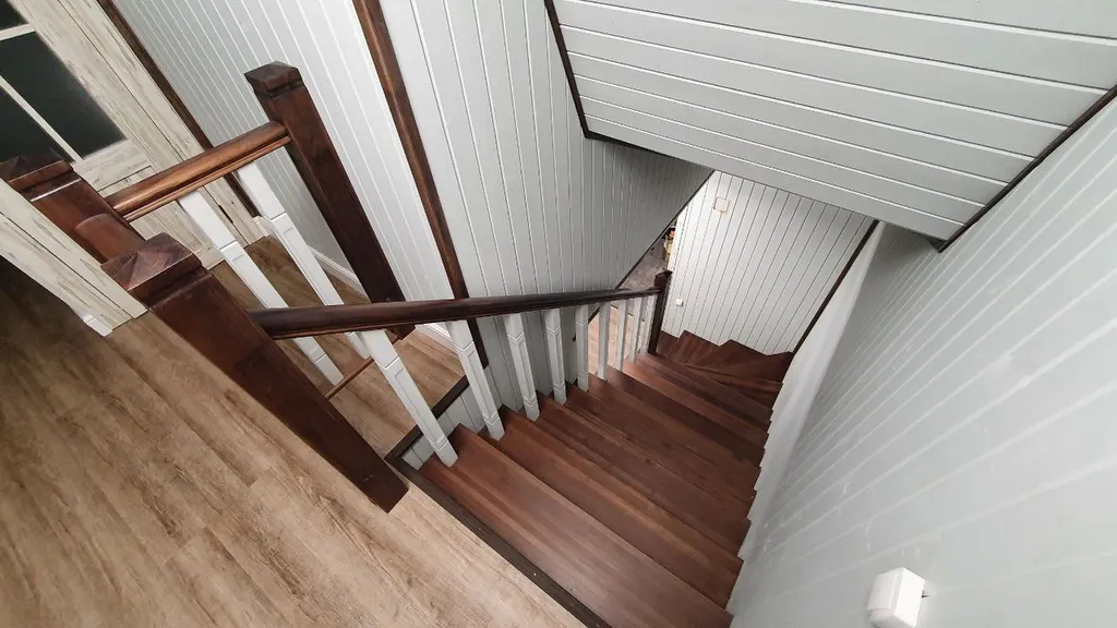 Серая комната в коттедже