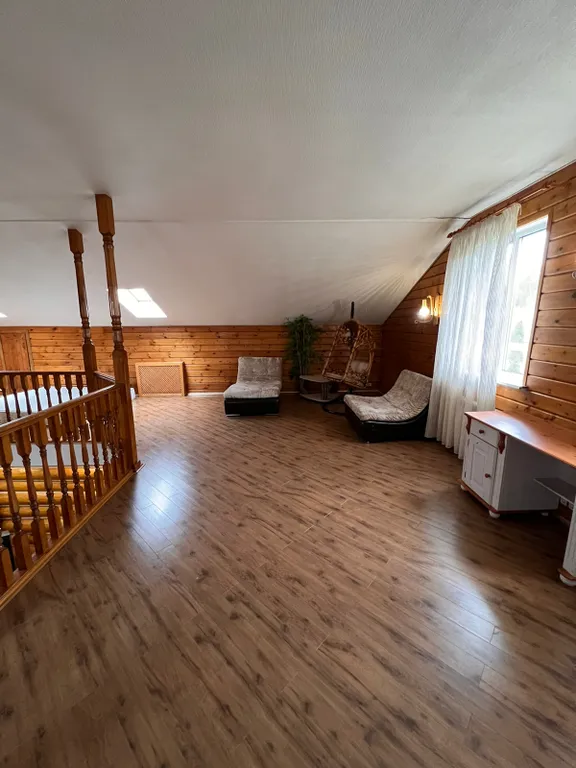 Деревянный коттедж с баней на берегу реки