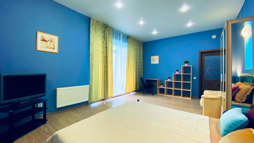 Просторная квартира с лоджией на площади Революции