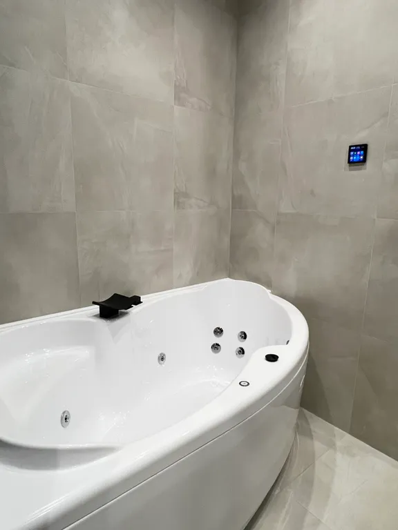 Апартаменты с джакузи кинопроектором и игровой приставкой